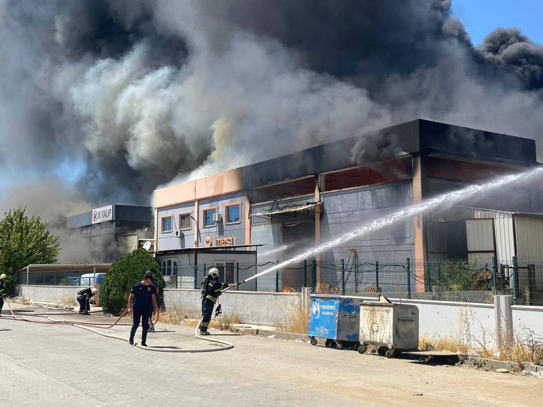 Manisa’da plastik fabrikasında yangın! Gökyüzünü kara dumanlar kapladı 40